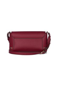 Rektangulær bordeaux læder crossbody taske med justerbar strop og subtilt hardware i guldtoner på en hvid baggrund.