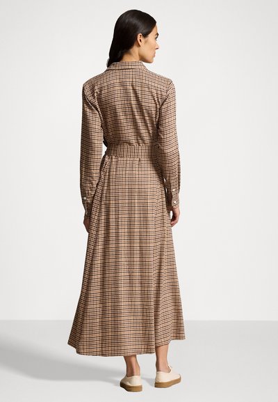 Μακρύ καρό φόρεμα σε καφέ αποχρώσεις, με σχέδιο που κουμπώνει και εφαρμοστή μέση, καθώς και φαρδιά φούστα, διαθέτοντας μακριά μανίκια και γιακά.