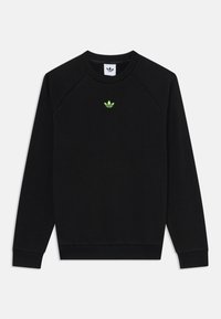 Sweatshirt preto com decote redondo canelado e mangas raglan. Apresenta um pequeno logotipo bordado verde no centro do peito. Textura de tecido suave.