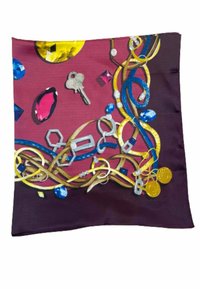 Écharpe en soie avec un fond violet vibrant, ornée de chaînes dorées, de clés, de pierres précieuses colorées et de motifs complexes dans des couleurs contrastées.