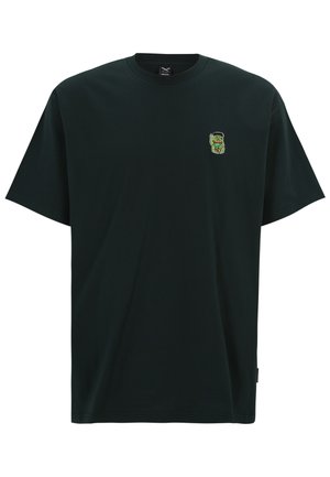 Schwarzes Baumwoll-T-Shirt mit kurzen Ärmeln, das auf der linken Brustseite ein kleines, grün-gelbes gesticktes Patch aufweist.