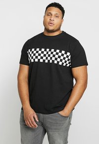 Urban Classics - CHECK PANEL TEE PLUS SIZE - T-shirt print - black/white Miniatuurafbeelding 1