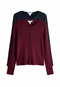 Due cardigan a coste con bottoni, uno bordeaux davanti e uno blu navy dietro, entrambi a maniche lunghe e con scollature rotonde.