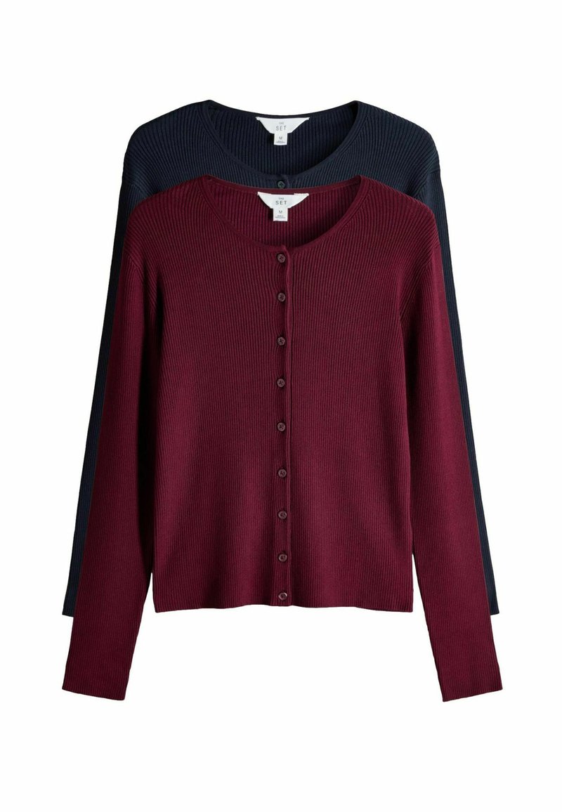 Due cardigan a coste con bottoni, uno bordeaux davanti e uno blu navy dietro, entrambi a maniche lunghe e con scollature rotonde.