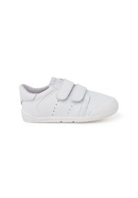 Scarpa in pelle bianca con due cinturini in Velcro, punta arrotondata, dettagli perforati sui lati, suola in gomma texturizzata e interno imbottito.