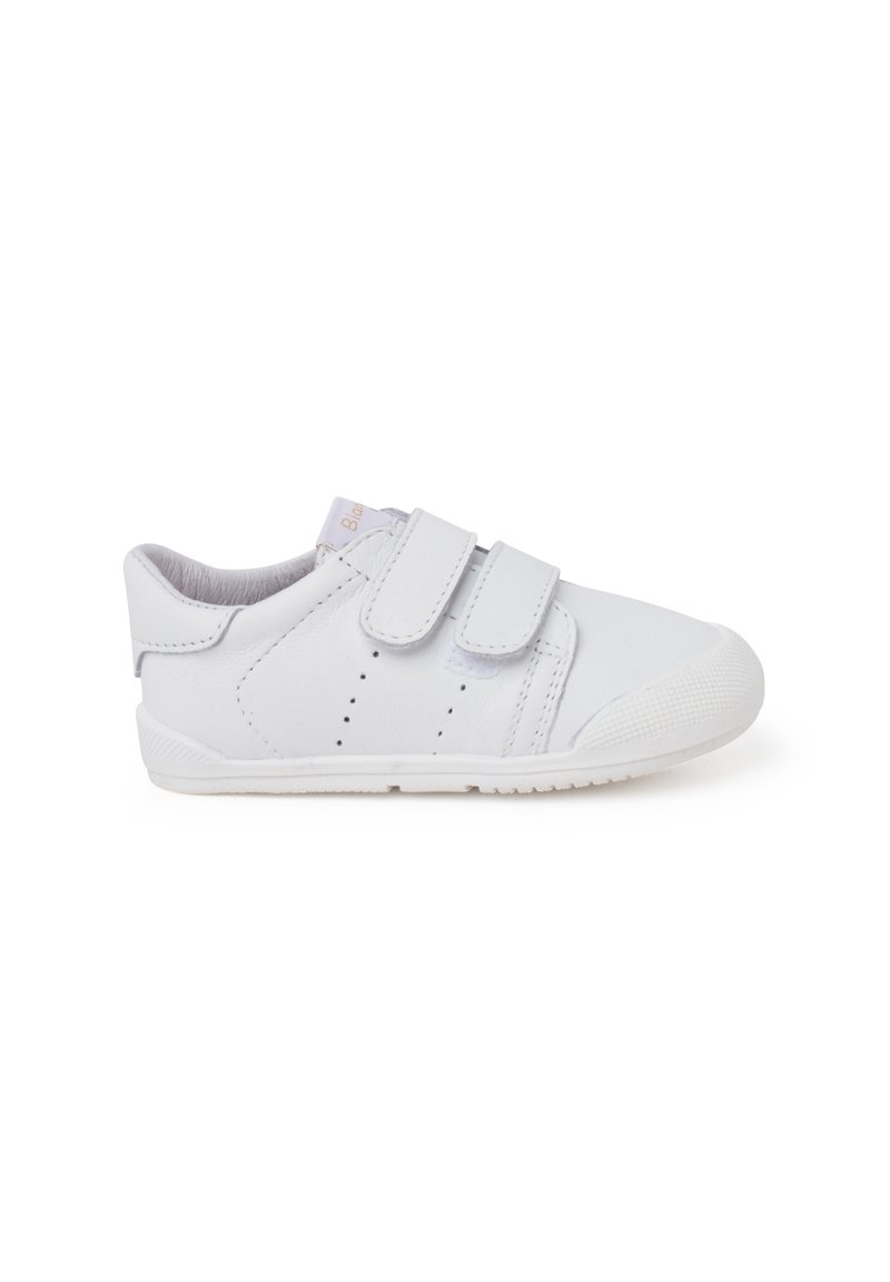 Scarpa in pelle bianca con due cinturini in Velcro, punta arrotondata, dettagli perforati sui lati, suola in gomma texturizzata e interno imbottito.