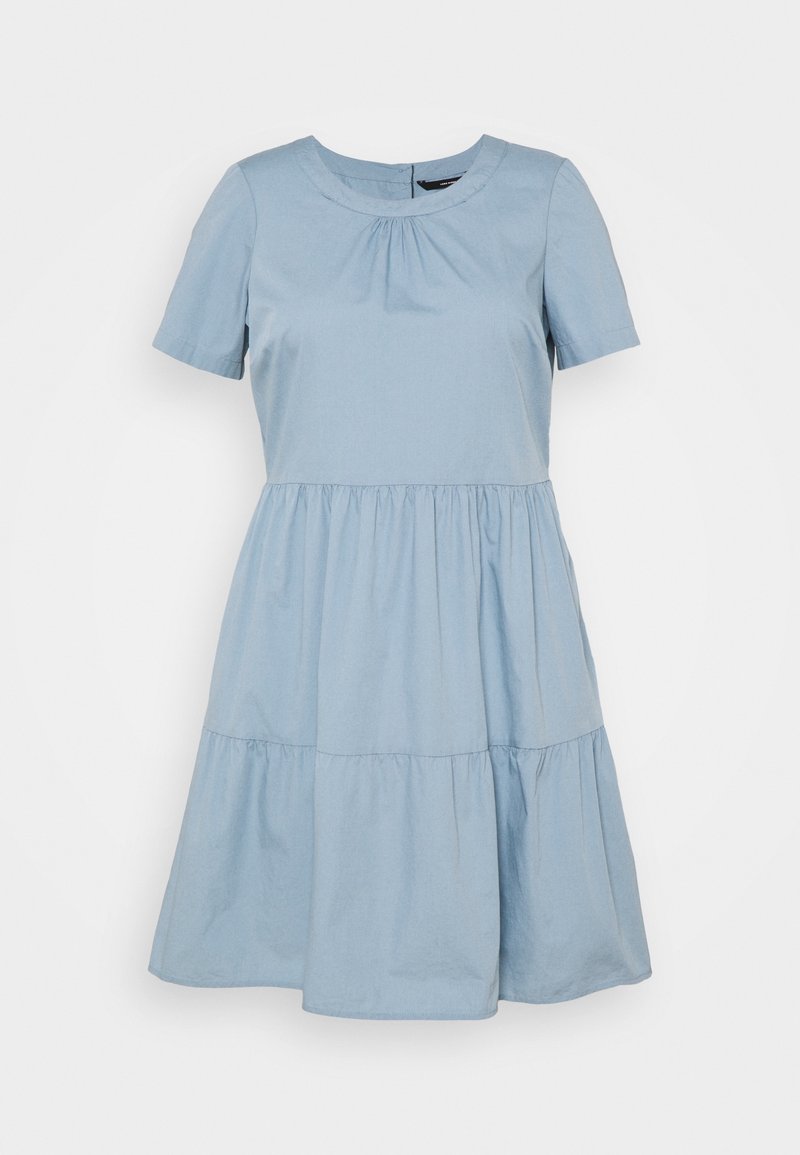 Kurzärmliges, hellblaues Kleid aus weichem Stoff, mit gerafftem Ausschnitt, tailliertem Oberteil und gestuftem Rüschensrock.