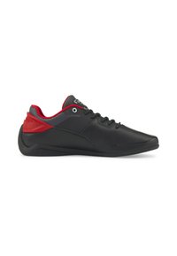 Czarne sportowe buty o eleganckim wzornictwie, z czerwonymi akcentami i gładką syntetyczną cholewką. Sznurowane zapięcie i gumowa podeszwa zapewniająca przyczepność.
