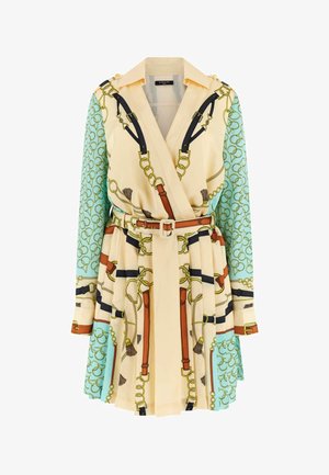 Vestido cruzado con cinturón en beige y azul claro con estampado de cadenas, cinturón y borlas, mangas largas y cuello.