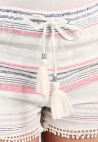 Gestreifte Shorts in Weiß, Rosa und Marineblau, mit einem Kordelzugbund mit Quasten und metallic Akzenten, abgeschlossen mit einem gehäkelten Saum.