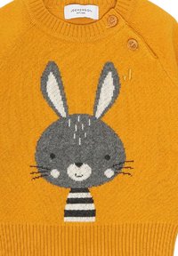 Maglione giallo lavorato a maglia con design di coniglio grigio, guance bianche e colletto a righe, due bottoni sulla spalla, orlo a coste testurizzato.