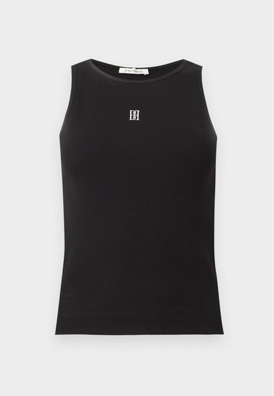 Μαύρο αμάνικο ριμπ τοπ με στρογγυλή λαιμόκοψη και μικρό λευκό κεντημένο λογότυπο στο κέντρο του στήθους.
