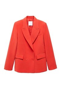 Blazer rouge vif à deux boutons avec de larges revers, poches à rabat des deux côtés et une poche poitrine passepoilée sur fond blanc uni.