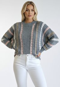 Szary sweter dziany z poziomymi paskami w kolorach różowym, białym i beżowym. Oversize z prążkowanym dekoltem i ozdobnymi oczkami.