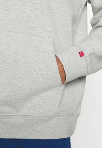 Levi's® TAB HOODIE UNISEX - Jersey con capucha - light mist heather