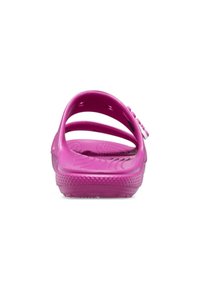 Rosa gummisandaler med bakrem, öppen tå-design, texturerad fotbädd och flera ventilationshål för andningsförmåga.