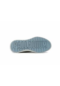Suola in gomma con presa testurizzata, caratterizzata da "PALLADIUM" in rilievo. Colore azzurro chiaro con finitura liscia e bordi arrotondati.