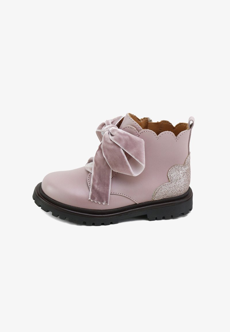 Bota de piel rosa con parte superior en ondas, detalle de lazo de terciopelo y acento de purpurina en el lateral. Suela gruesa de goma negra para tracción.