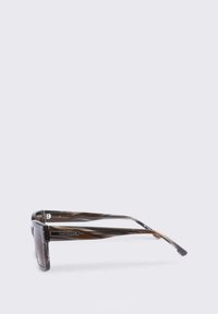 Lunettes de soleil avec une monture en écaille de tortue marron épaisse, des verres carrés et des branches élégantes affichant un logo de marque et des accents texturés.