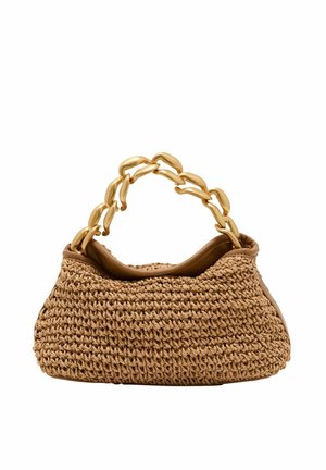 Geantă de mână maro deschis, țesută, cu mâner din lanț auriu gros și margini moi din piele, prezentată din față pe fundal alb.