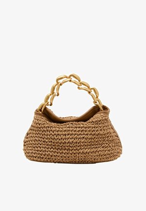 Lysebrun flettet håndtaske med kraftigt guldkædehåndtag og bløde læderkanter, vist forfra på en hvid baggrund.