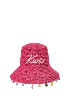 Roze gehaakte bucket hat met de naam "Kurt" in het wit geborduurd en kleurrijke kralencharmes die van de rand hangen.