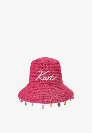 Roze gehaakte bucket hat met de naam "Kurt" in het wit geborduurd en kleurrijke kralencharmes die van de rand hangen.