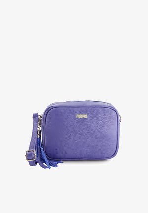 Lilla læder crossbody taske med en tekstureret overflade, lynlåslukning, justerbar rem og dekorative kvaster på siden.