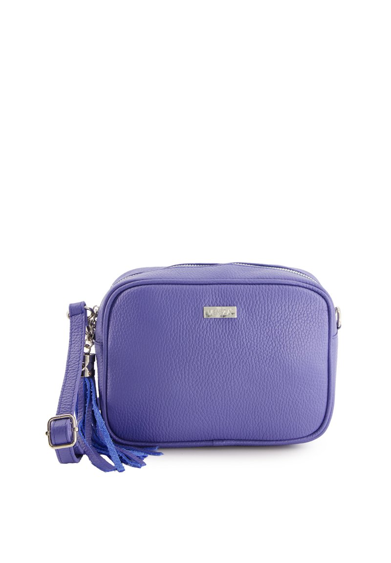 Lila Leder Crossbody-Tasche mit strukturierter Oberfläche, Reißverschluss, verstellbarem Tragegurt und dekorativen Quasten an der Seite.