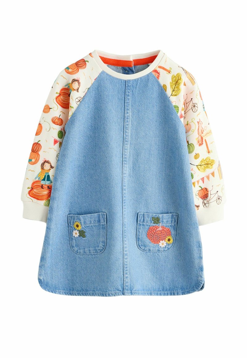 Robe en denim avec de longues manches à motifs sur le thème de l'automne. Corps bleu avec deux poches à rabat, chacune ornée de broderies florales.