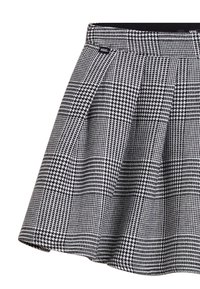 Falda de cuadros en blanco y negro con un diseño acampanado y pliegues, hecha de tela tejida. Incluye una pequeña etiqueta de la marca en la cinturilla.