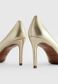 Next FOREVER COMFORT BOW MID COURT  - REGULAR FIT - Klasické lodičky - mottled yellow