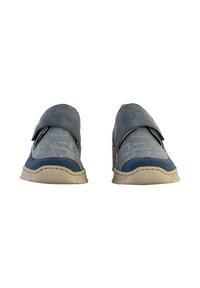 Baskets slip-on bleu et gris avec un motif cachemire et des semelles beiges, dotées de larges sangles ajustables sur le dessus.