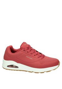 Scarpa da tennis sintetica rossa con dettagli perforati, colletto imbottito e suola bianca. Caratterizzata da lacci e un cuscinetto d'aria visibile nel tacco.