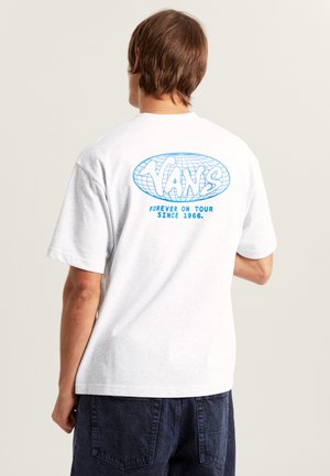 Grijs T-shirt met korte mouwen met blauw "VANS" logo en de tekst "FOREVER ON TOUR SINCE 1966" op de achterkant, gemaakt van zacht katoenen materiaal.