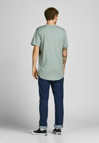 Jack & Jones JJENOA TEE CREW NECK - Lihtne T-särk - slate gray
