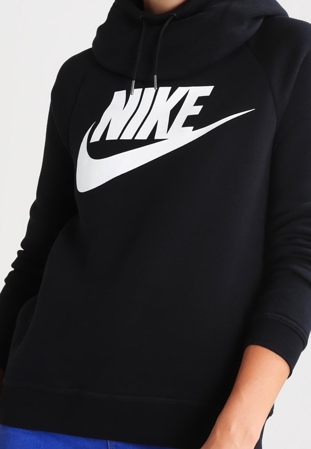 Musta huppari, jossa on suuri valkoinen Nike-logo edessä, varustettuna kaula-aukolla, pitkillä hihoilla ja rentolla leikkauksella. Pehmeä kankaan rakenne.