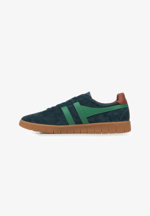 Sneakers con uppers in suede blu scuro, dettagli sintetici verdi, tallone in pelle marrone e suola in gomma naturale texturizzata.