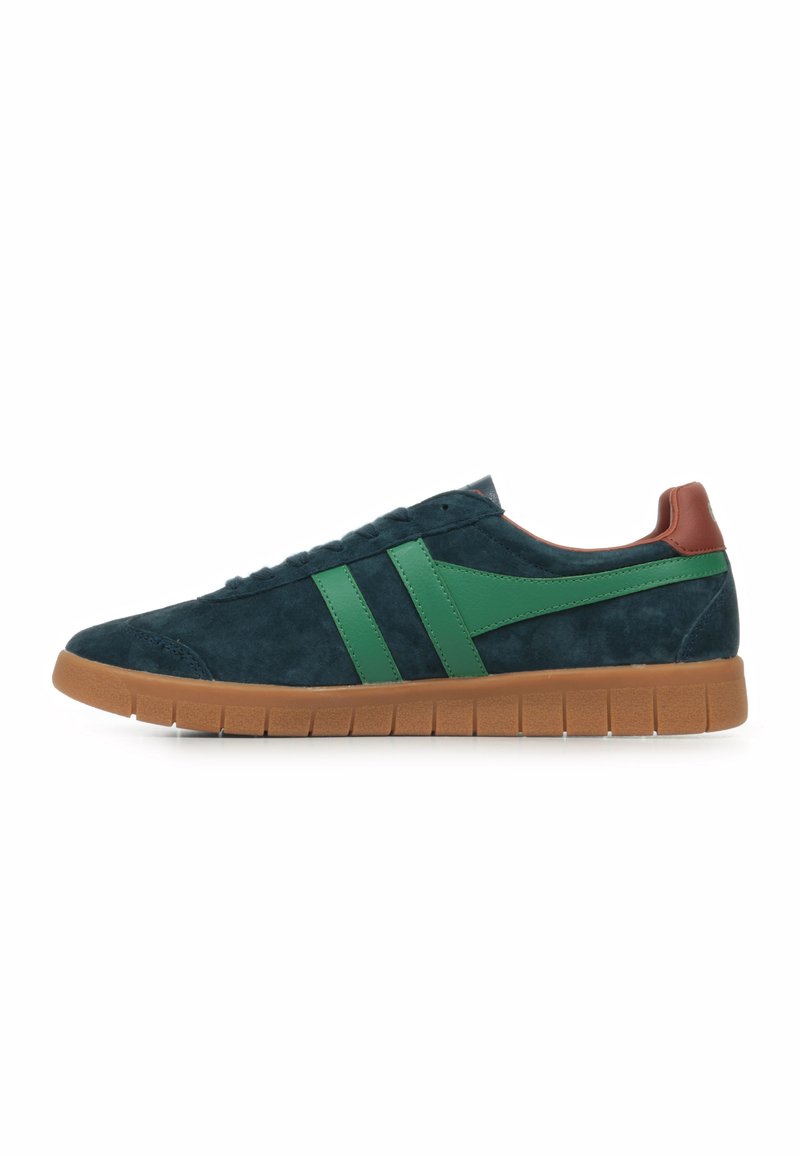 Sneakers con uppers in suede blu scuro, dettagli sintetici verdi, tallone in pelle marrone e suola in gomma naturale texturizzata.