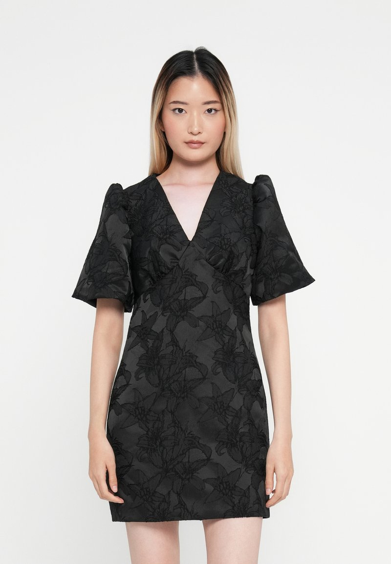 Čierne mini šaty s kvetinovou textúrou, hlbokým výstrihom do V, nariasenými rukávmi a priliehavým strihom. Hladká tkanina s intricate vzorom.