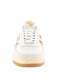 Sneakers bianchi con strisce arancioni, con tomaia in suede e pelle, design con lacci, punta perforata e suola in gomma.