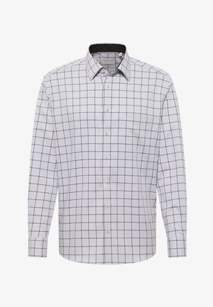 Weißes langärmliges Hemd mit Knöpfen, schwarzem Karomuster und spitzem Kragen, vorne auf einem unifarbenen Hintergrund präsentiert.