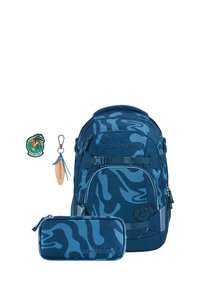 Blauer Camouflage-Rucksack aus strukturiertem Stoff, mit mehreren Fächern und einer Fronttasche. Inklusive passendem Stifteetui und Schlüsselanhänger.