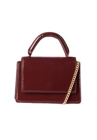 Burgundowa torebka ze skórki lakierowanej o wyraźnym kształcie, z górną rączką i odpinanym złotym łańcuszkiem. Posiada przednią klapkę i gładką teksturę.