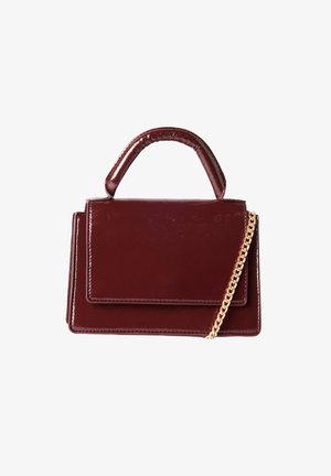 Borsa a mano in pelle verniciata bordeaux con forma strutturata, manico superiore e tracolla a catena dorata removibile. Presenta una patta frontale e una superficie liscia.