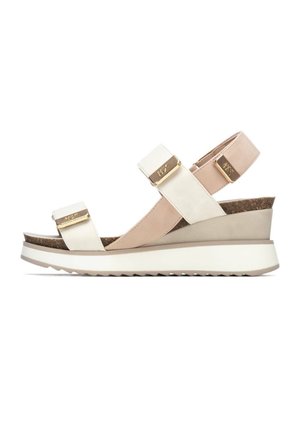 Sandalia de cuña con tiras beige y blancas, plantilla de corcho y detalles en dorado. Cuenta con una suela texturizada y diseño de tiras traseras para mayor soporte.