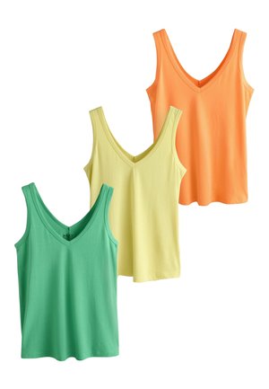 Tre ærmeløse V-hals tanktoppe i grøn, lys gul og orange, arrangeret i et forskudt lodret layout på en hvid baggrund.