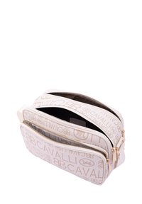 Borsa in tessuto beige con stampa del logo dorato, con compartimenti a doppia zip, forma rettangolare e finiture in tonalità dorata.