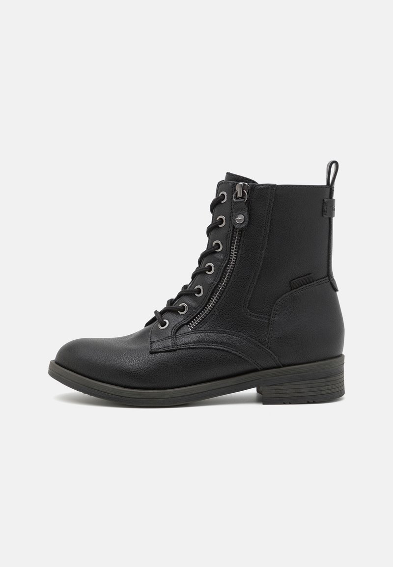 Botín negro de tobillo hecho de cuero texturizado, con cremallera frontal, diseño de cordones, punta redonda y un tacón bajo.