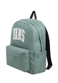Grön tygryggsäck med en framficka, tjocka remmar och ordet "VANS" i vita bokstäver överst. Slät textur.